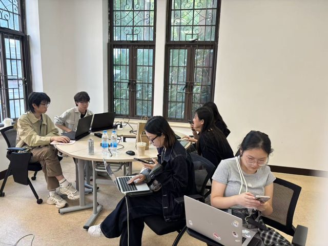 跨专业小组协同开发